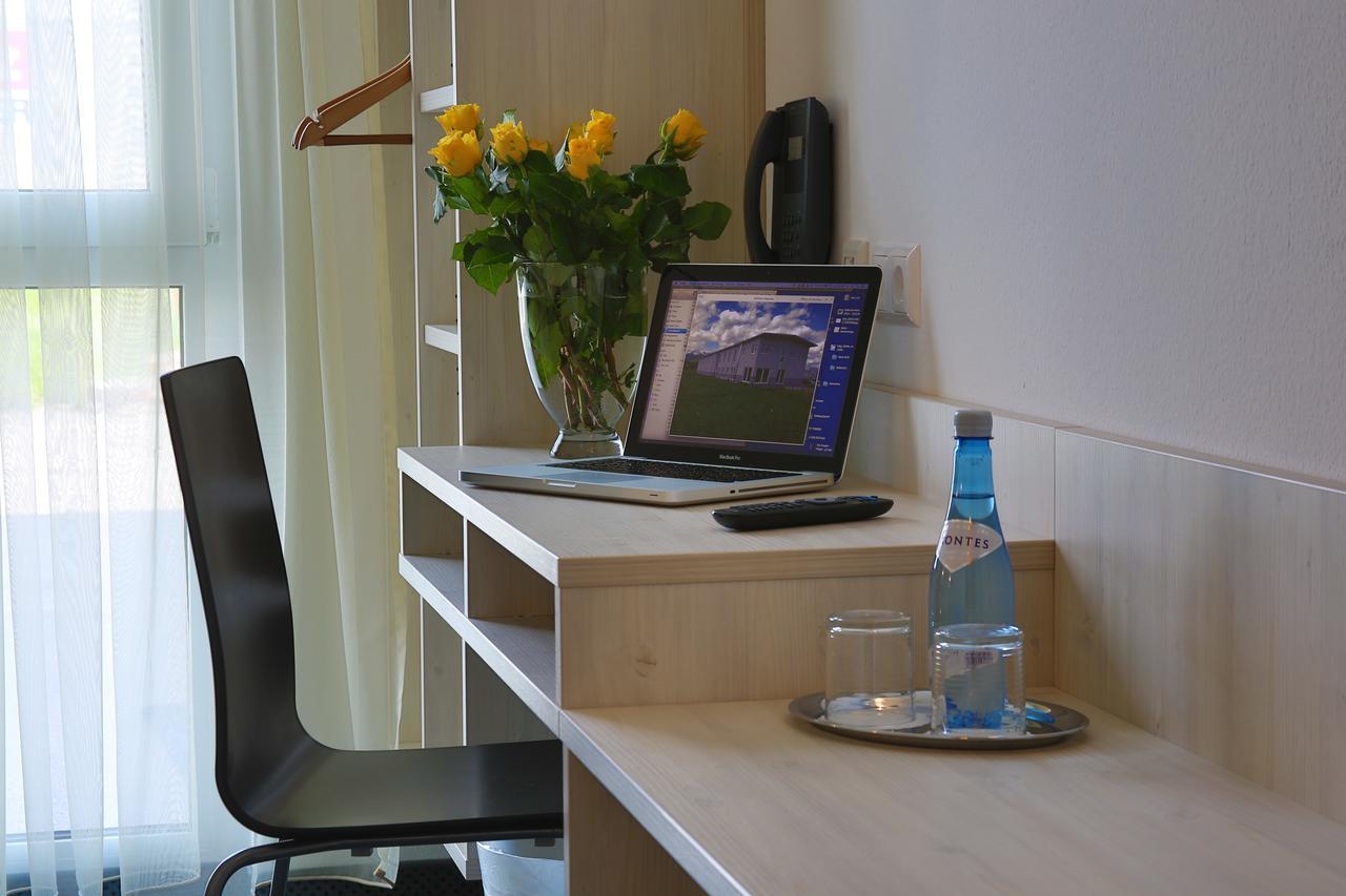 Hotel Traumfabrik Buettelborn ภายนอก รูปภาพ